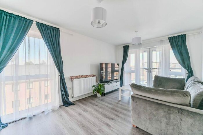 2 Bedroom Flat To Rent In Felnex Avenue, Hackbridge, Wallington, SM6