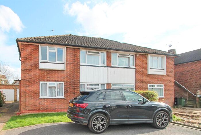 2 Bedroom Maisonette For Sale In Leicester Close, Worcester Park, KT4