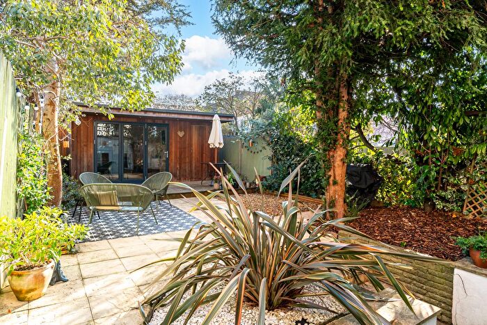 2 Bedroom Flat For Sale In Trinity Road, Bounds Green, N22