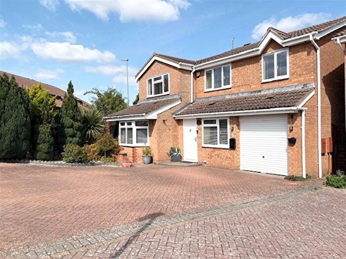 5 Bedroom Detached House For Sale In Kilmarnock Drive, Luton, LU2