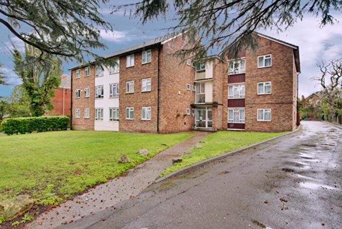 3 Bedroom Flat To Rent In Culloden Road, London, EN2