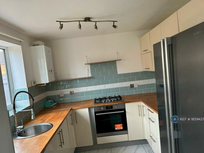 4 Bedroom Semi-Detached House To Rent In Medeanvale, Peterbrough, PE1