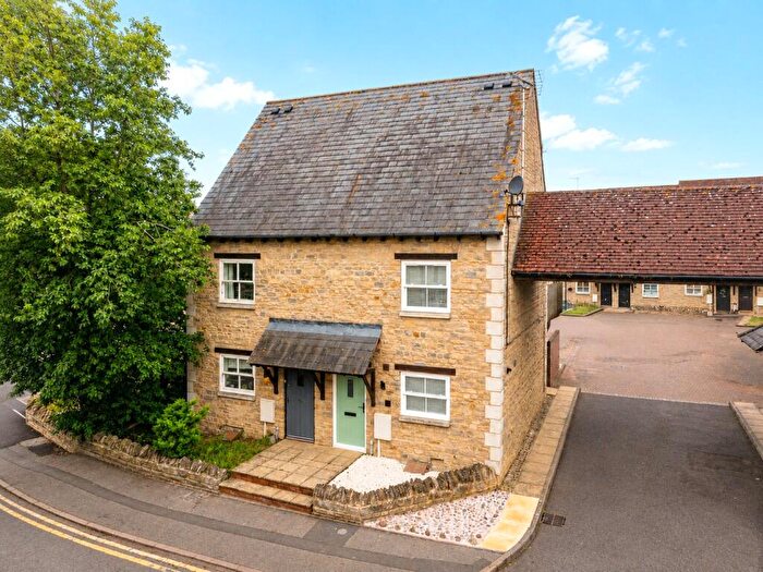 3 Bedroom Semi-Detached House For Sale In London Road, Wollaston, Northamptonshire, NN29