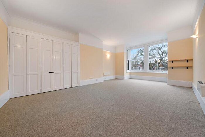 3 Bedroom Flat To Rent In Cavendish Road, London, SW12
