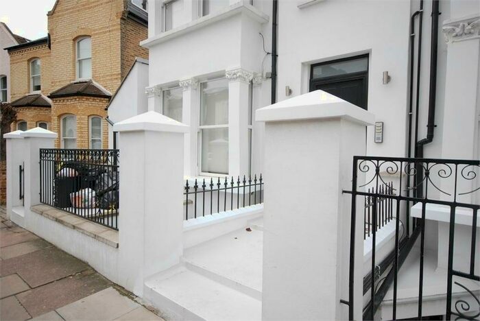 1 Bedroom Flat To Rent In Rossiter Road, Balham, London, SW12