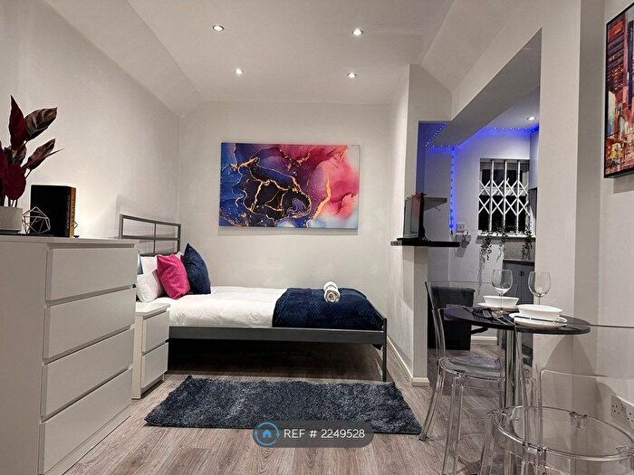 Studio To Rent In Bridge Lane, London, NW11