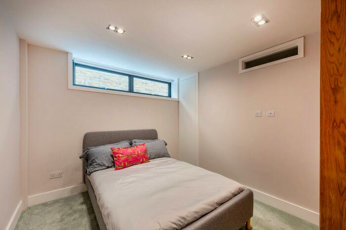 2 Bedroom End Of Terrace House To Rent In Chestnut Mews, Richmond, London, SW14