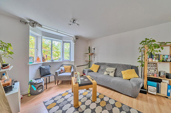 2 Bedroom Apartment For Sale In Basingstoke Road, Reading, Berkshire, RG2