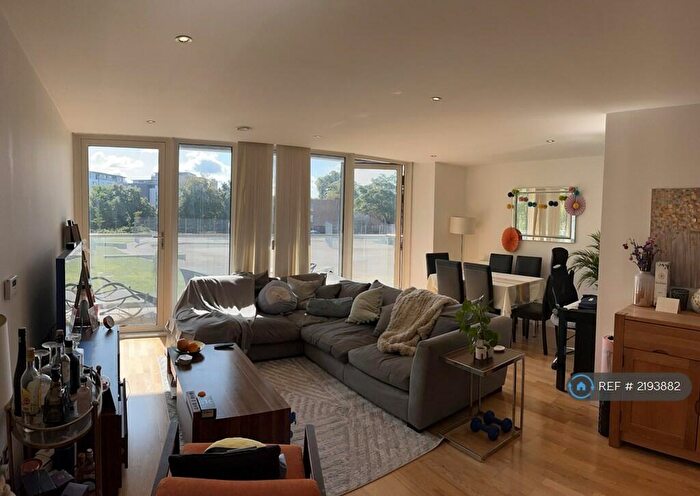 3 Bedroom Flat To Rent In The Crescent, London, SE8