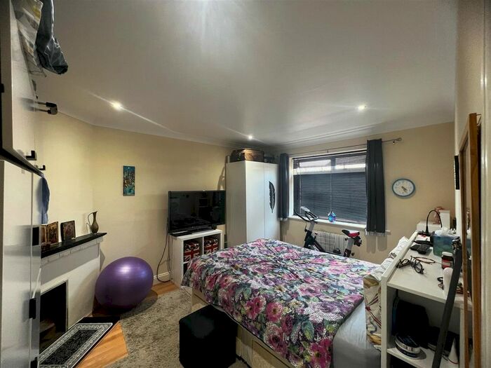 1 Bedroom Flat To Rent In Moneyhill Parade, Rickmansworth, WD3