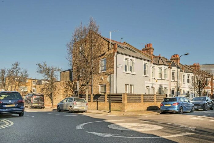 3 Bedroom Flat To Rent In Langthorne Street, London, SW6