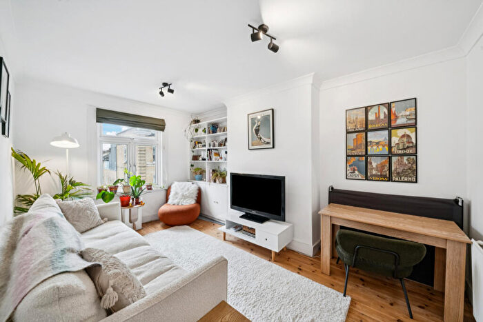 1 Bedroom Flat For Sale In Battersea Park Road, London, SW11