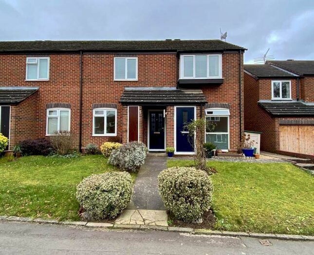 2 Bedroom Maisonette Flat To Rent In Gravett Close, Henley-on-thames, RG9