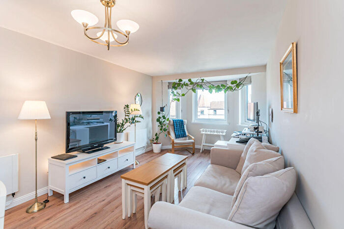 2 Bedroom Flat To Rent In L West Bryson Road, Edinburgh, EH11