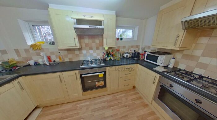 6 Bedroom House To Rent In Hartley Avenue, Leeds, LS6