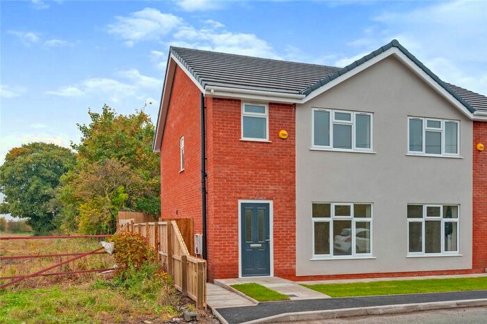 3 Bedroom Semi-Detached House For Sale In Halebank Road, Widnes, WA8