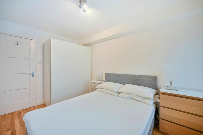 2 Bedroom Flat To Rent In Isis Close, West Putney, London, SW15