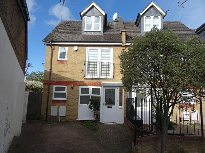 3 Bedroom End Of Terrace House To Rent In Wych Elm Close, Kingston Upon Thames, KT2