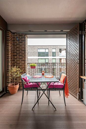 2 Bedroom Apartment For Sale In Smeed Road, Bow, E3