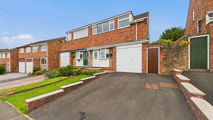 3 Bedroom Semi-Detached House For Sale In Greenways, Halesowen, B63