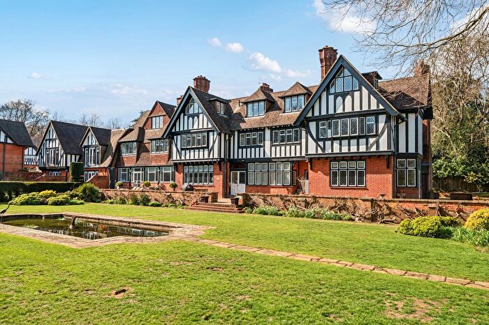 3 Bedroom Flat For Sale In Holly Hill Drive, Banstead, SM7