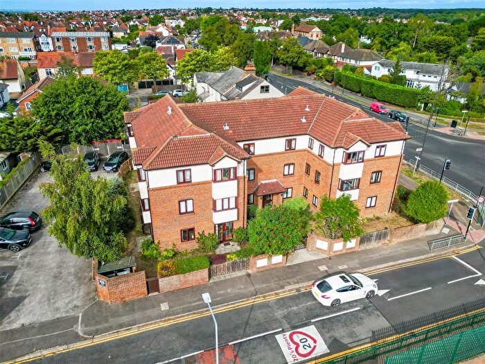 2 Bedroom Flat For Sale In Westleigh Avenue, Leigh-On-Sea, SS9