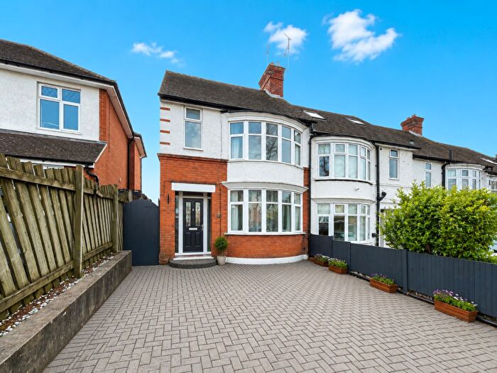3 Bedroom End Of Terrace House For Sale In Wardown Crescent, Luton, Bedfordshire, LU2
