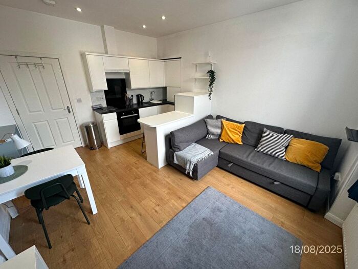 2 Bedroom Flat To Rent In Crown Street, First Floor Right, Aberdeen, Aberdeenshire, AB11