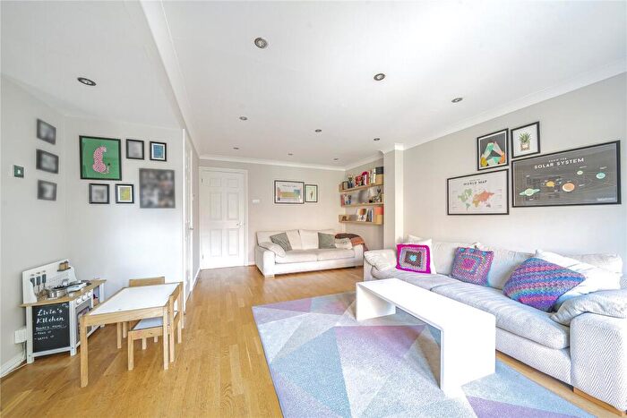 3 Bedroom End Of Terrace House For Sale In Colenso Drive, Mill Hill, London, NW7