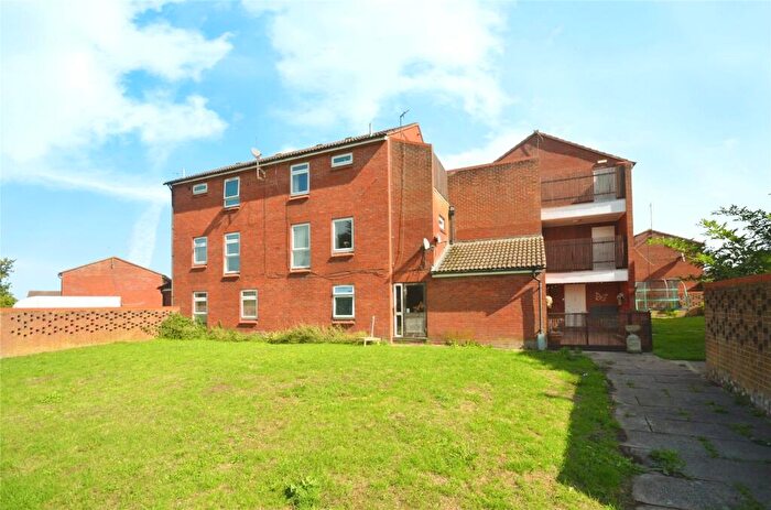 2 Bedroom Maisonette For Sale In Kennet Close, Aylesbury, Buckinghamshire, HP21