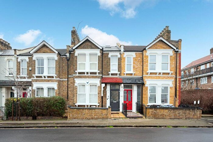 3 Bedroom Flat To Rent In Hawkslade Road, Honor Oak Park, London, SE15