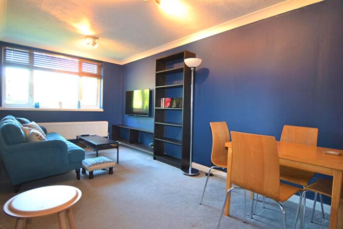 1 Bedroom Flat To Rent In Tabard House, Upper Teddington Road, KT1