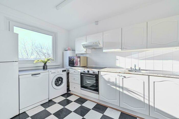2 Bedroom Flat To Rent In Landmark Heights, Hackney, London, E5