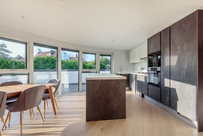 2 Bedroom Flat To Rent In Court Lane, Epsom, KT19