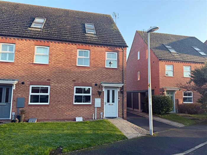 3 Bedroom Town House For Sale In Priors Grove Close, Chase Meadow, Warwick, CV34