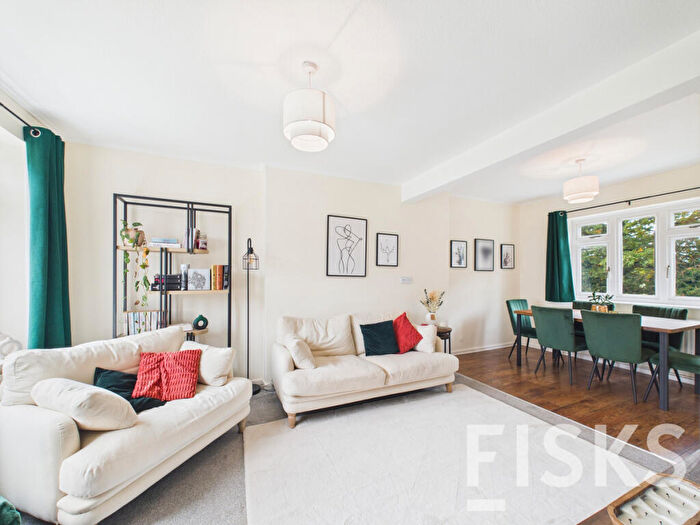 2 Bedroom Maisonette For Sale In Wood Farm Close, Leigh-on-sea, SS9