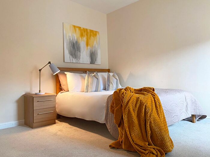 5 Bedroom Flat To Rent In Dicksonfield, Edinburgh, EH7