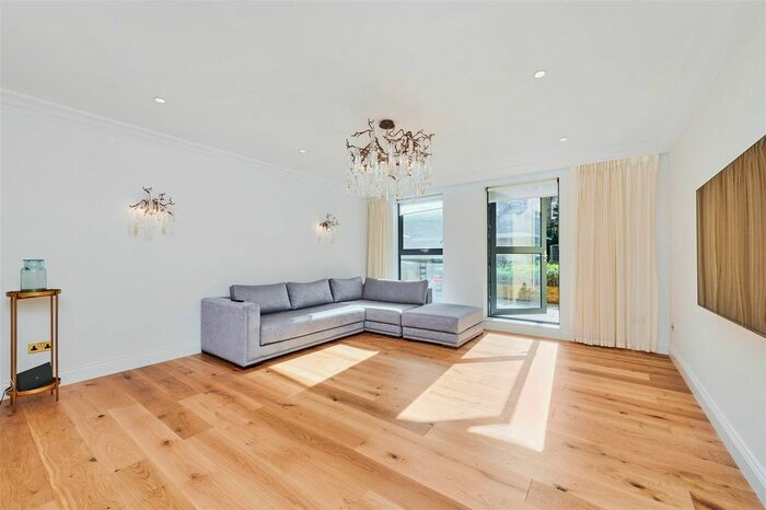 3 Bedroom Flat To Rent In Chelsea Gate Apartments, Ebury Bridge Road, Chelsea, SW1W