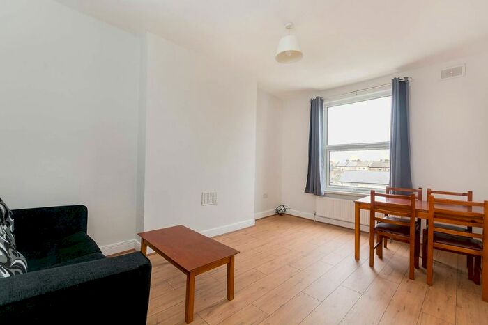 4 Bedroom Flat To Rent In Churchfield Road, Acton, London, W3