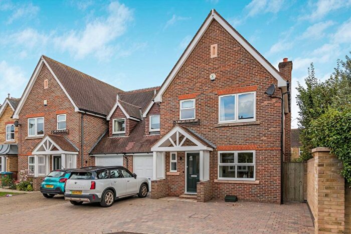 5 Bedroom Semi-detached House For Sale In Harvey Drive, Hampton, TW12