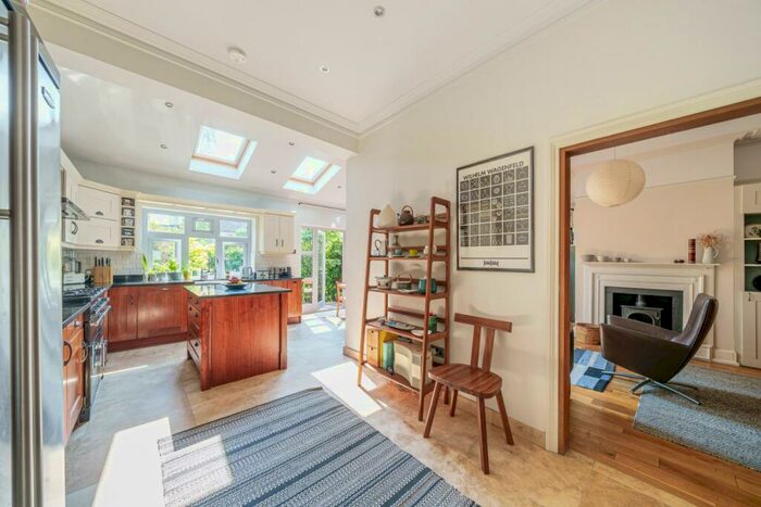 6 Bedroom Semi-Detached House For Sale In Elgin Road, Alexandra Park, N22