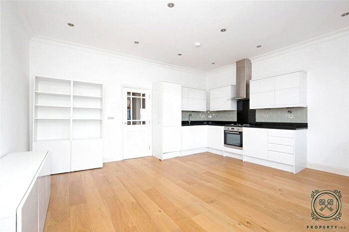 2 Bedroom Flat For Sale In Turnpike Lane, London, N8