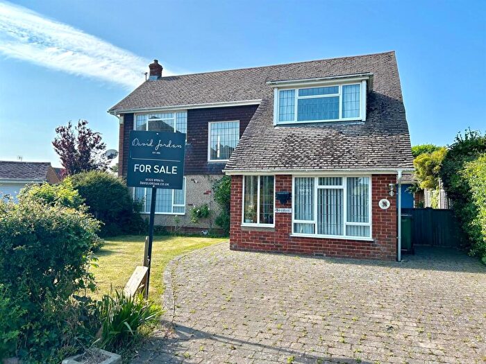 4 Bedroom Detached House For Sale In Field Close, Seaford, BN25