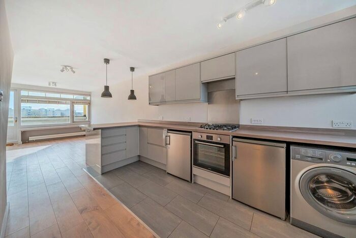 2 Bedroom Flat To Rent In Highcliffe Drive, Roehampton, London, SW15