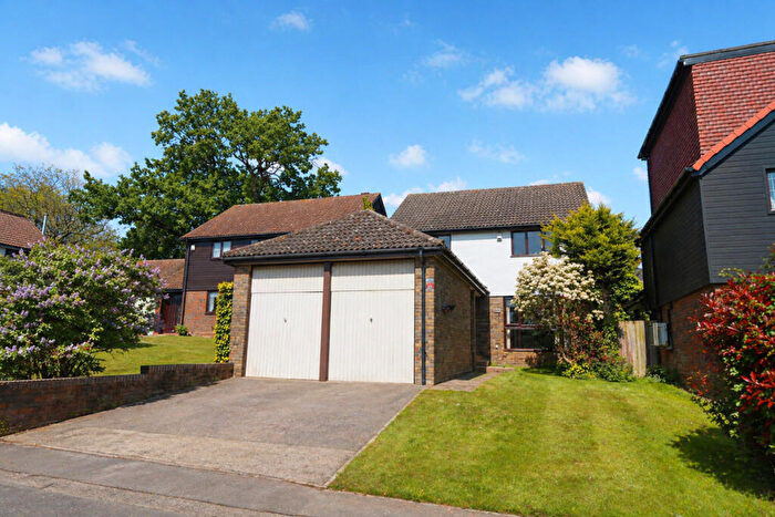 4 Bedroom Detached House For Sale In Kynance Close, Romford, RM3