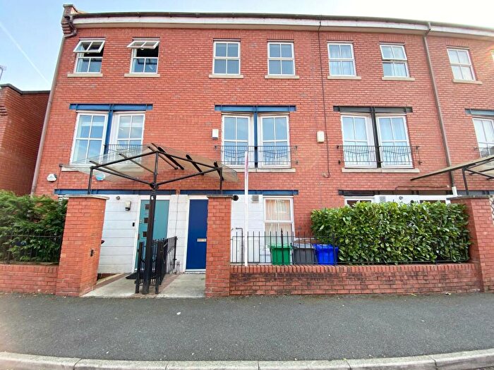 4 Bedroom Town House To Rent In Rook Street, Hulme, Manchester, M15