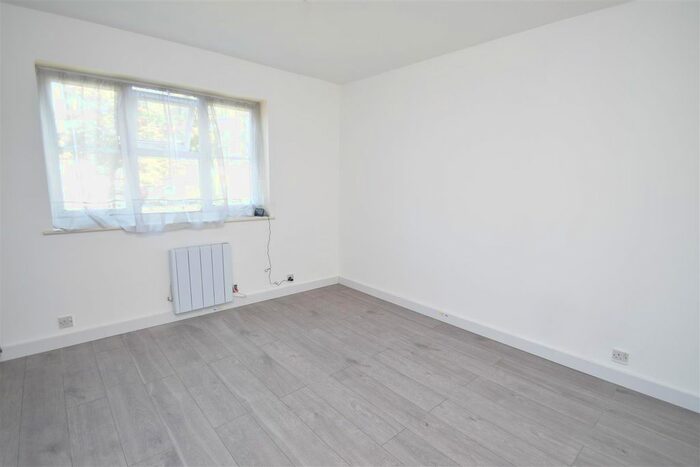 1 Bedroom Flat To Rent In Oak Grove, Ruislip, HA4
