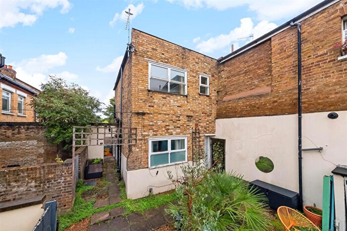 2 Bedroom Apartment For Sale In St. Louis Road, London, SE27