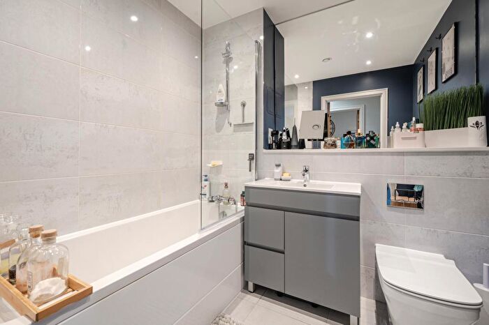 1 Bedroom Flat For Sale In High Wycombe, Town Centre, Buckinghamshire, HP11