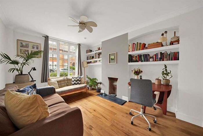 2 Bedroom Apartment For Sale In Diss Street, Bethnal Green, E2